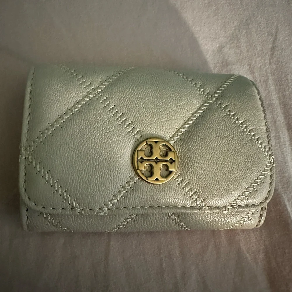 Tory Burch Quilted Leather Wallet in Cream - Picture 2 of 4